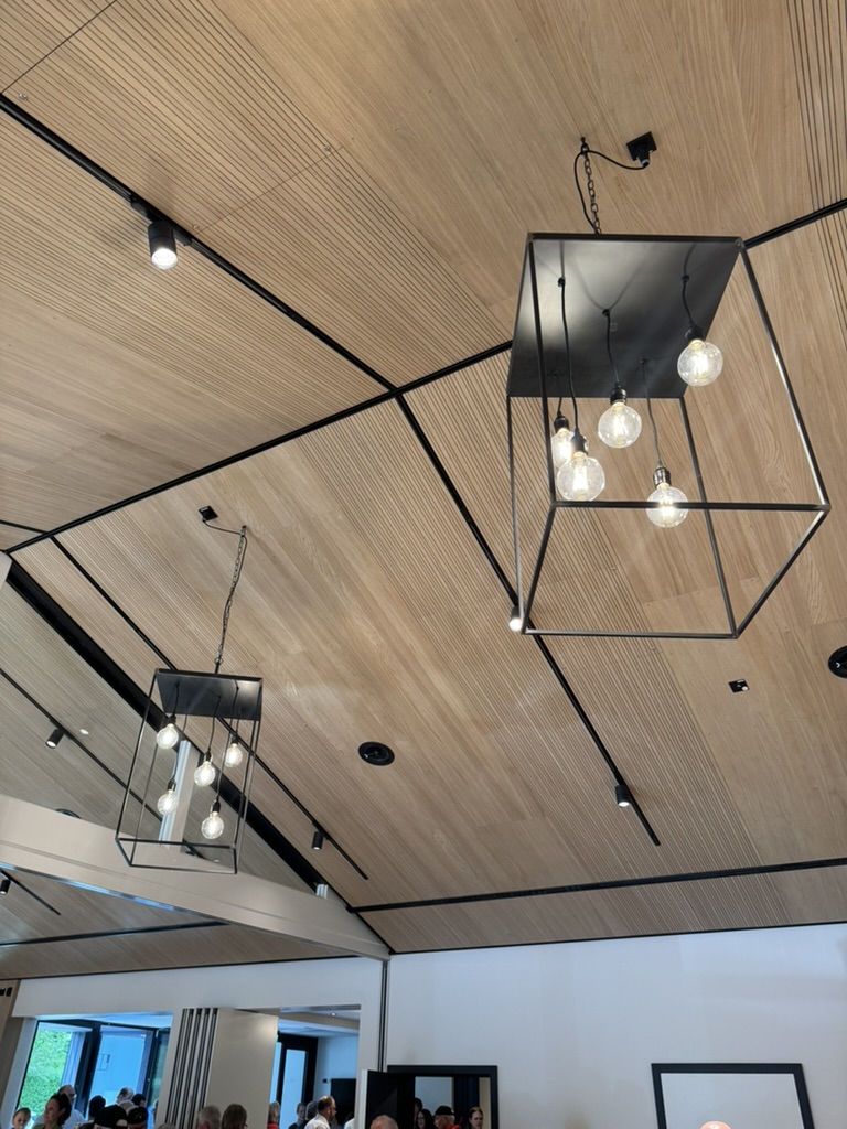 Große Halle – Holzdecke und Beleuchtung