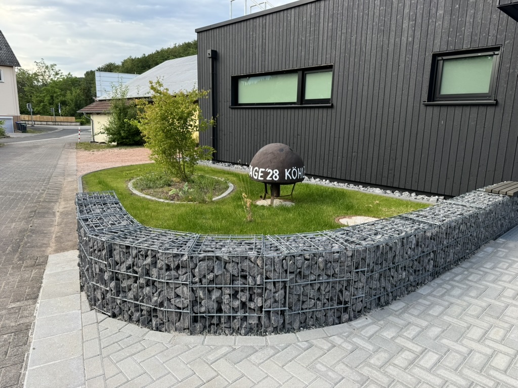 Außenanlage mit Köhlertage-Skulptur