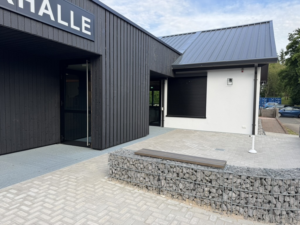 Außenansicht mit Köhlerhalle-Schriftzug